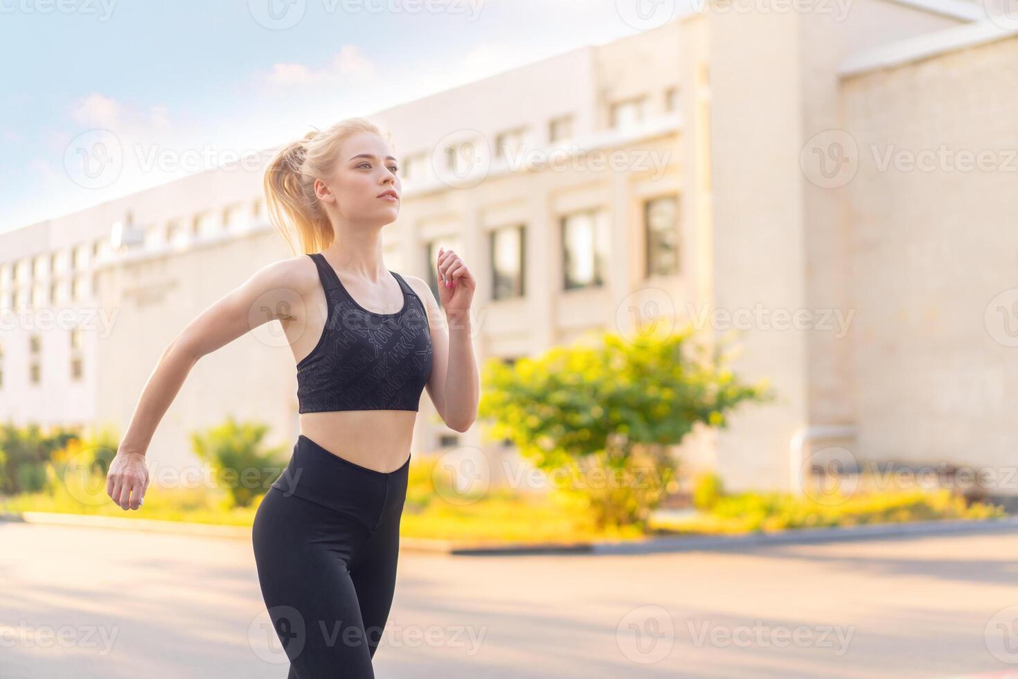 sport e fitness. in forma donna in esecuzione città strada estate soleggiato mattina caucasico atletico femmina jogging all'aperto cardio formazione attivo salutare stile di vita foto