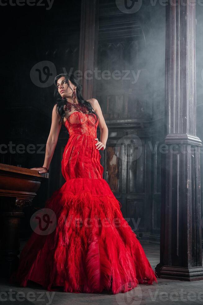 donna Vintage ▾ rosso vestito vecchio castello bellissimo Principessa nel seducente vestito foto