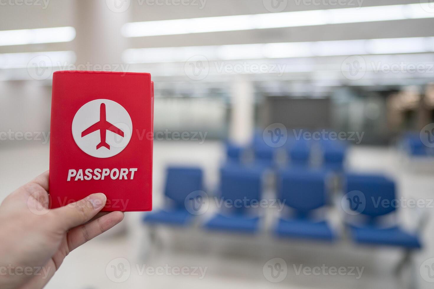 mano Tenere passaporto a il aeroporto a imbarco cancello. foto