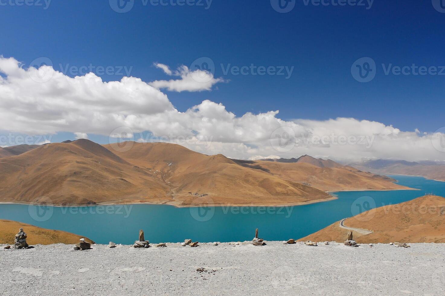 yamdrok lago sacro in tibet foto