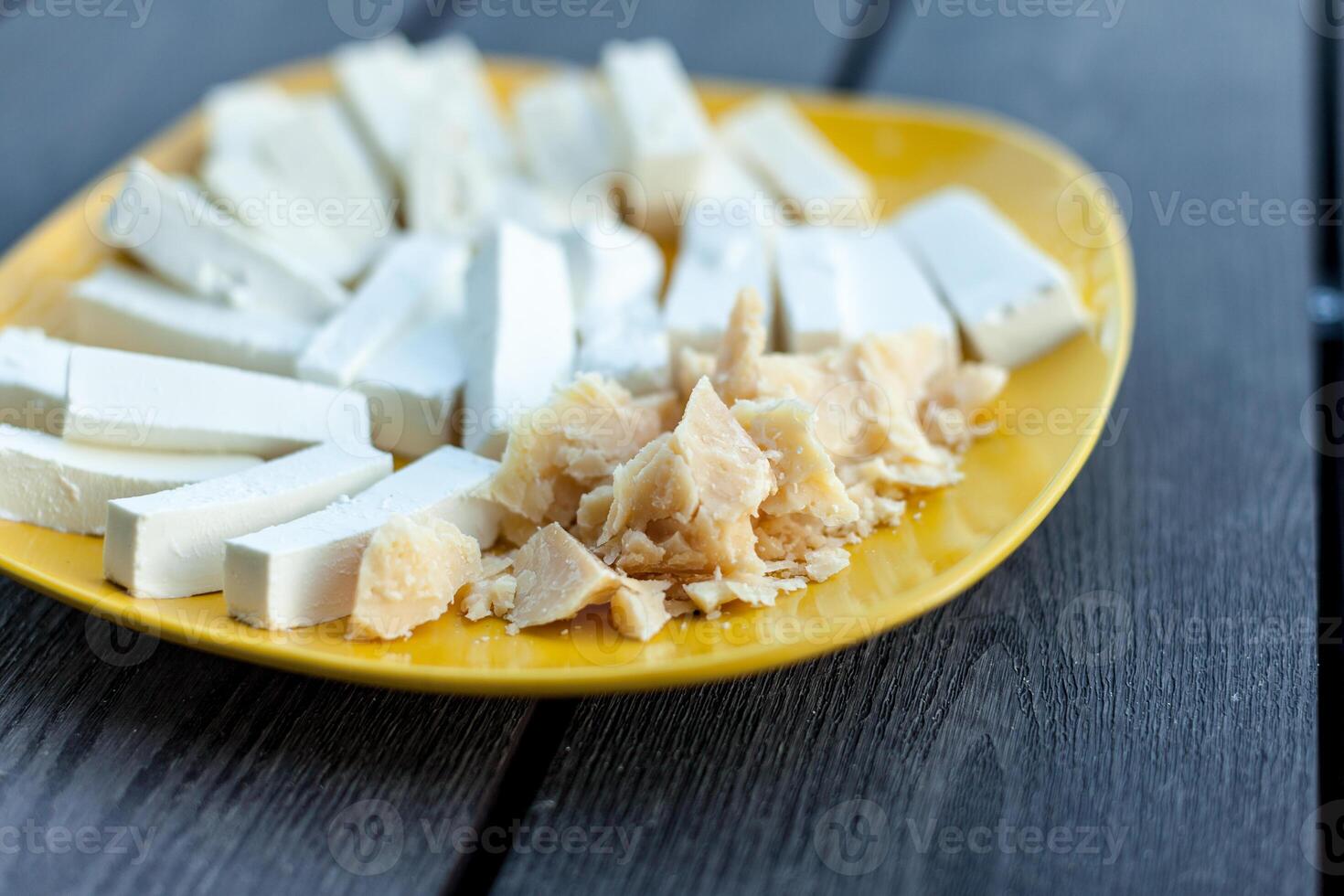 formaggio assortimento su un' buio sfondo, selettivo messa a fuoco foto