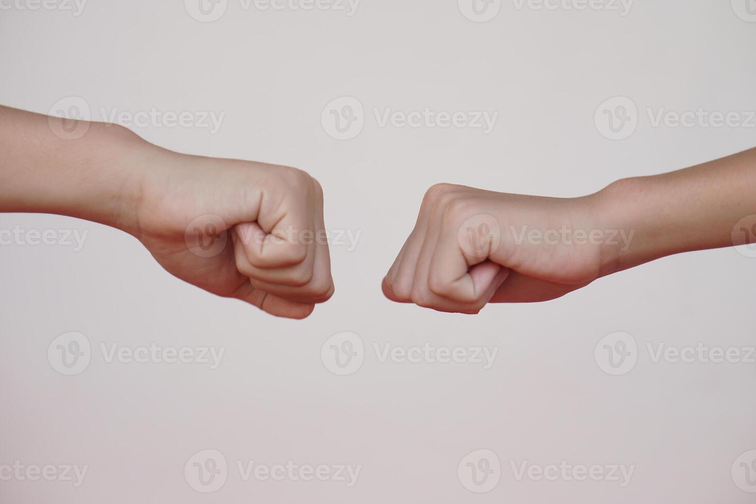 vicino su Due mani urto loro pugni insieme per saluto. concetto, corpo linguaggio. mani gesto simbolo per saluto, dando rispetto o approvazione come compagnia fra Due le persone. foto