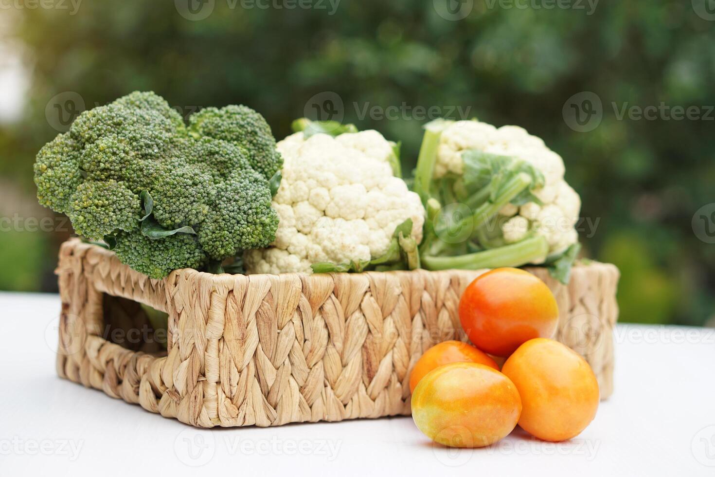 cestino di biologico verdure a partire dal giardino. broccoli, cavolfiore e pomodori. all'aperto sfondo. concetto, cibo ingrediente. salutare mangiare, fonte di vitamine, fibra e nutrizioni. fresco a partire dal giardino. foto