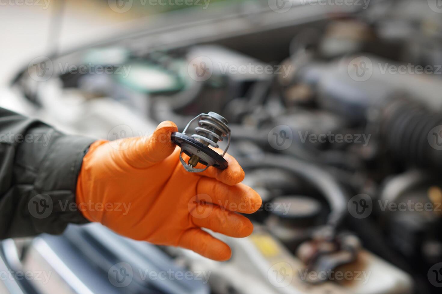 vicino su meccanico mano detiene metallo scorta parte di auto motore. concetto, macchina Manutenzione, aggiustare, riparazione, diagnosticare automobile i problemi di motore specialista. foto