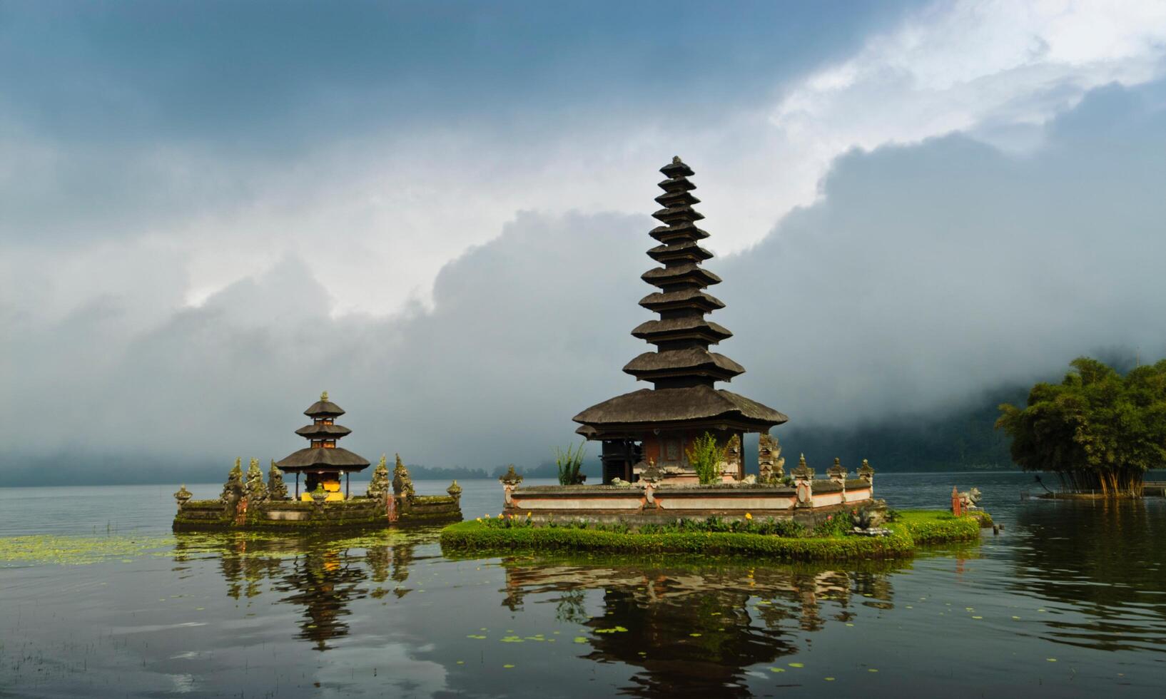 sfondo di il silenzio di nyepi giorno con il tempio a tramonto foto