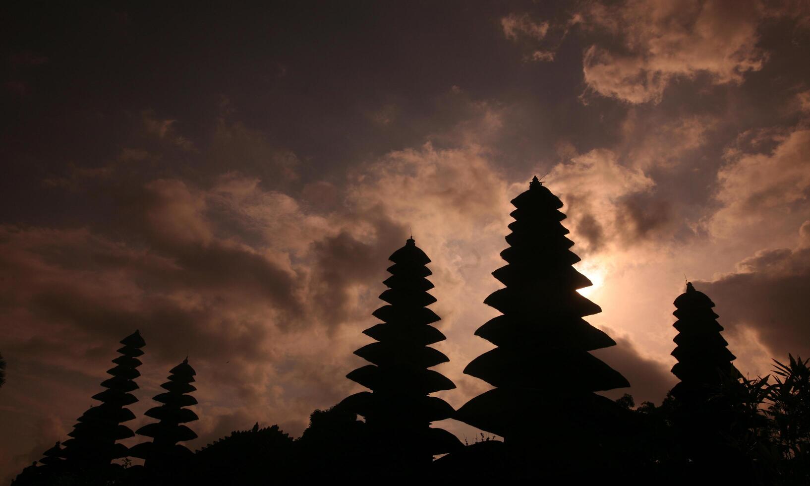 sfondo di il silenzio di nyepi giorno con il tempio a tramonto foto