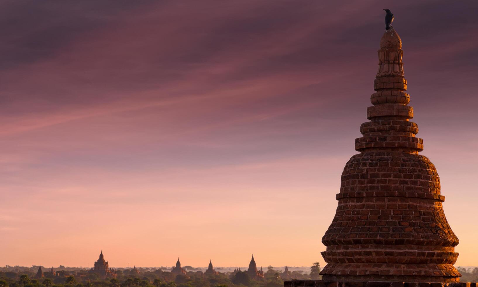 sfondo di il silenzio di nyepi giorno con il tempio a tramonto foto