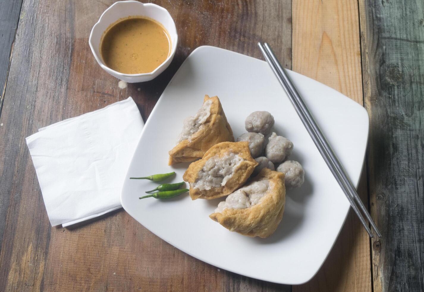 tofu e Polpette su di legno tavolo foto