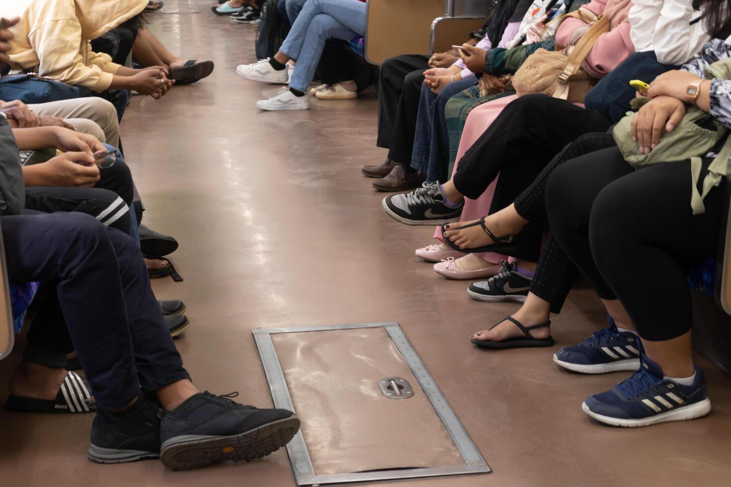 Giacarta, Indonesia, 2024 - Visualizza dentro il krl pendolare linea treno carrozza. viaggiatori seduta nel un' treno carrozza. massa pubblico mezzi di trasporto nel Giacarta. foto