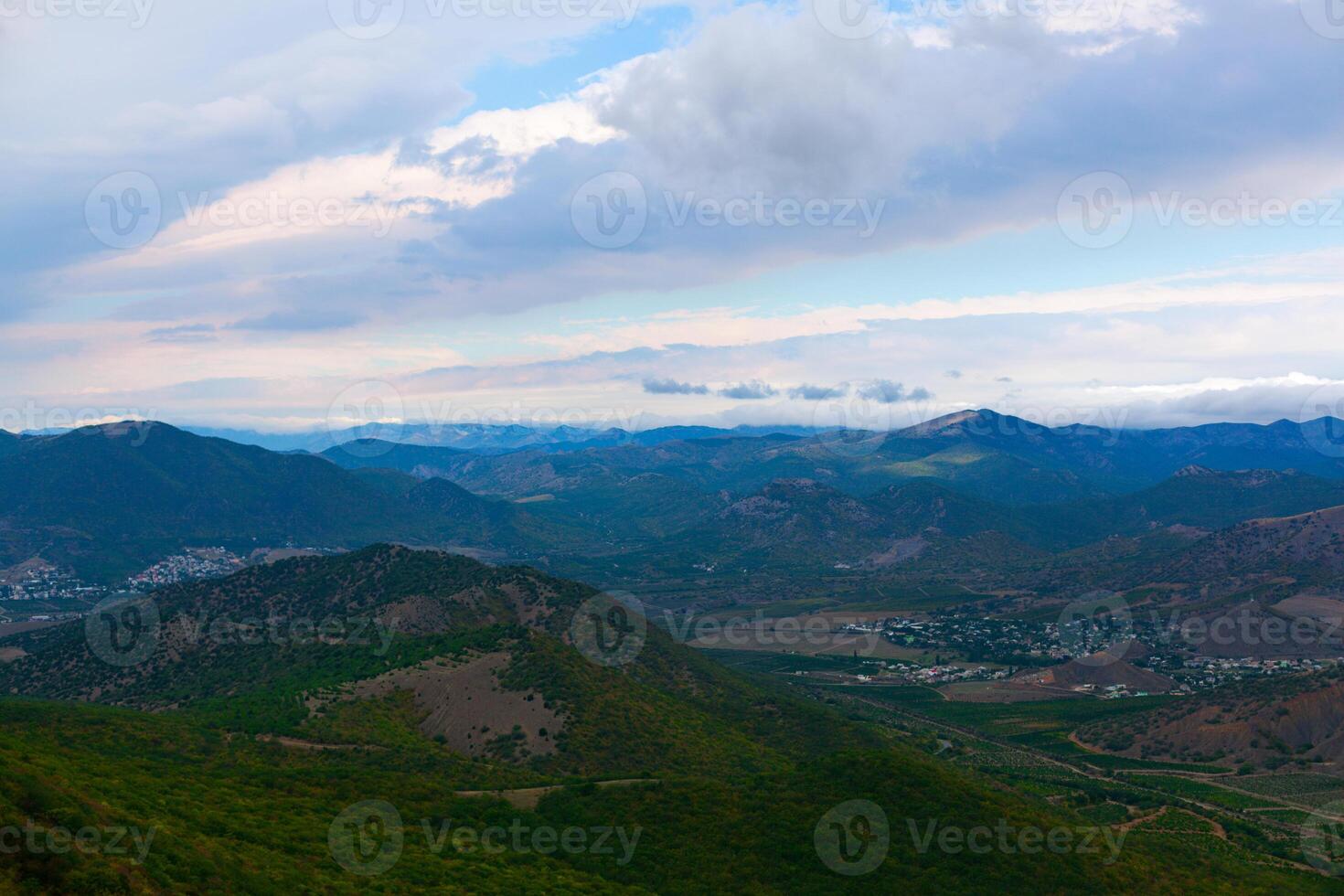 un' piccolo cittadina nel il verde valle fra il montagne foto