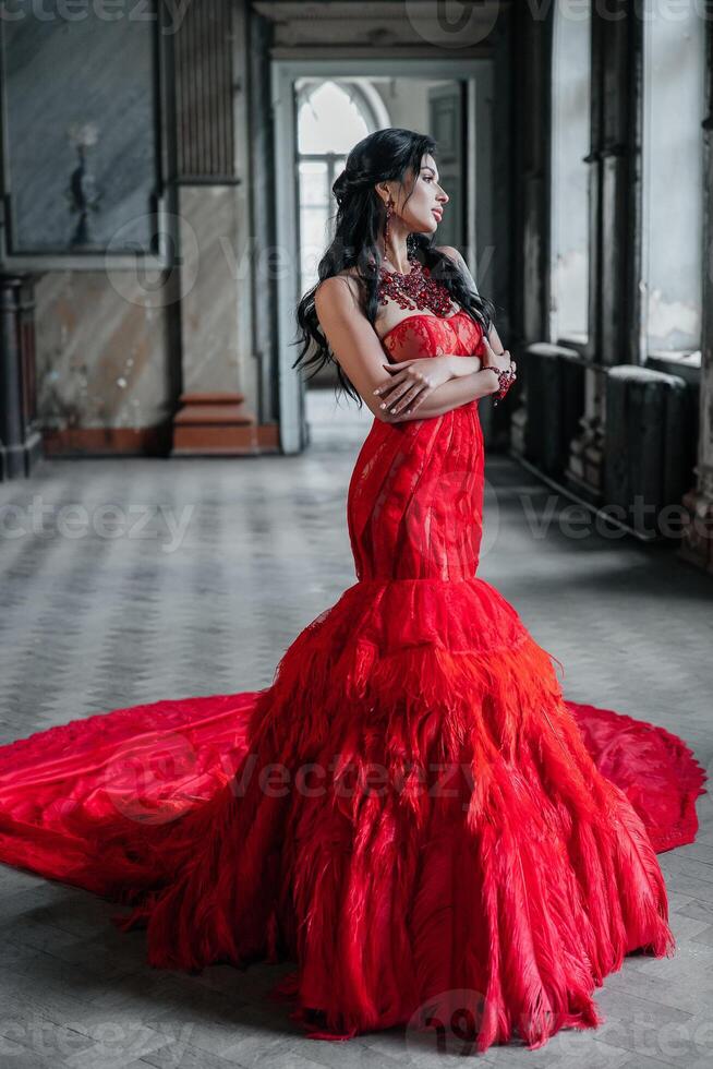 donna Vintage ▾ rosso vestito vecchio castello bellissimo Principessa nel seducente vestito foto