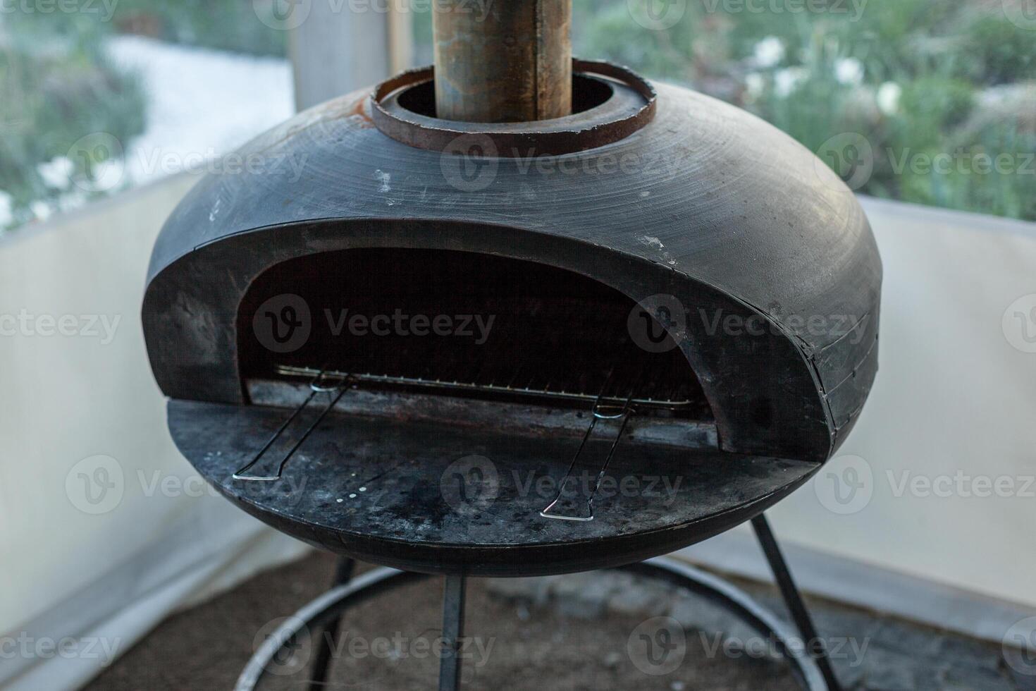 barbecue griglia con su fuoco su natura, all'aperto foto