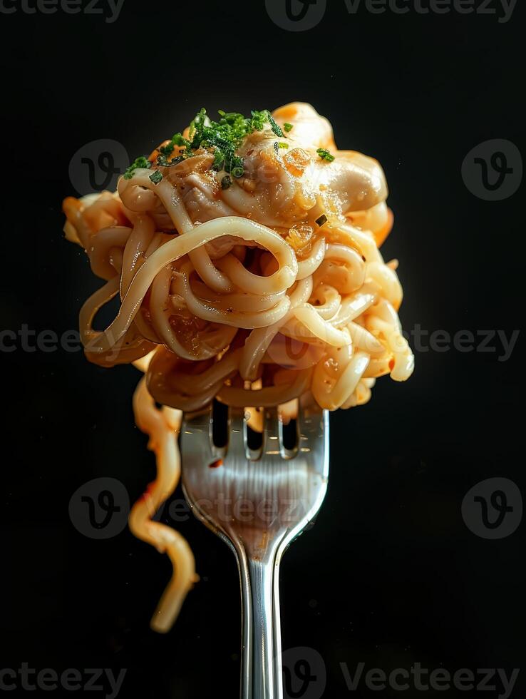 ai generato fresco mordere di caldo spaghetti avvolto su forchetta contro il buio nero sfondo foto