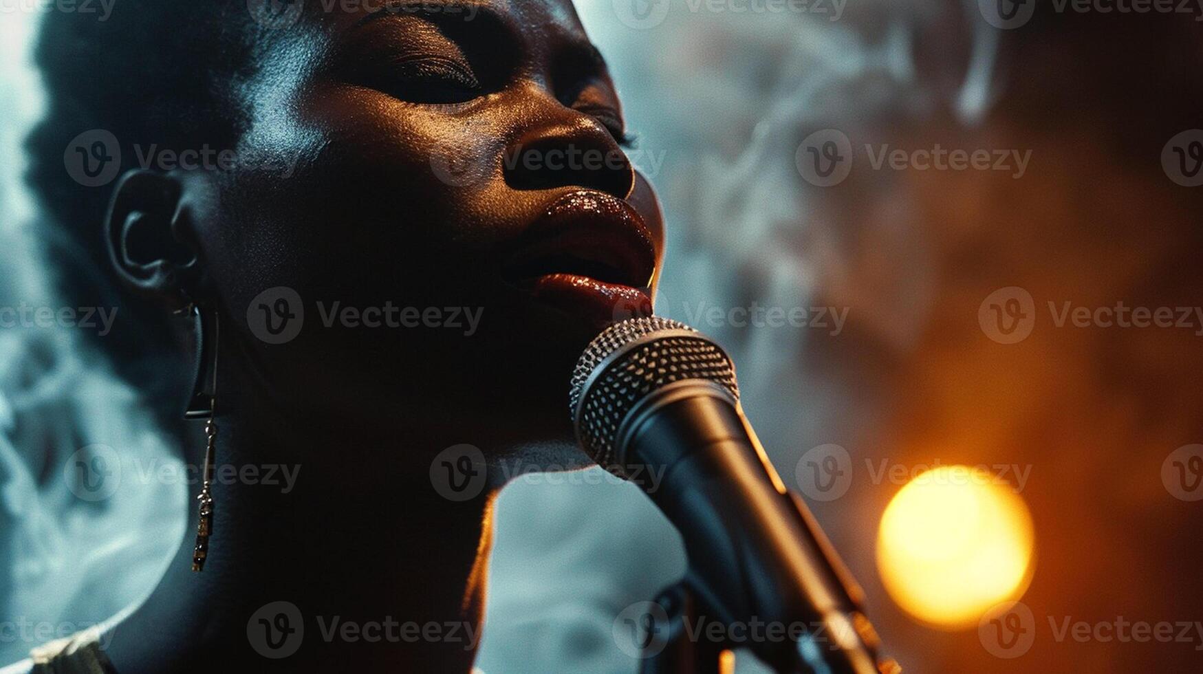 ai generato un' donna è cantando in un' microfono con Fumo In arrivo su di sua bocca foto