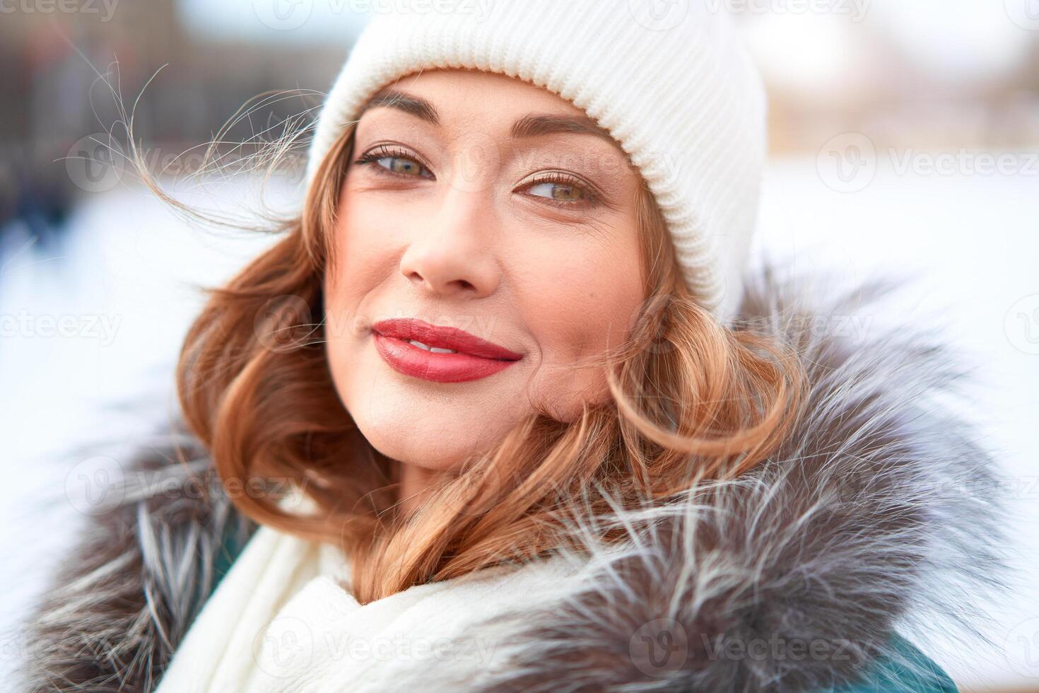 bellissimo bello di mezza età ragazza con Riccio capelli caldo inverno giacche sta ghiaccio pista sfondo cittadina quadrato. foto