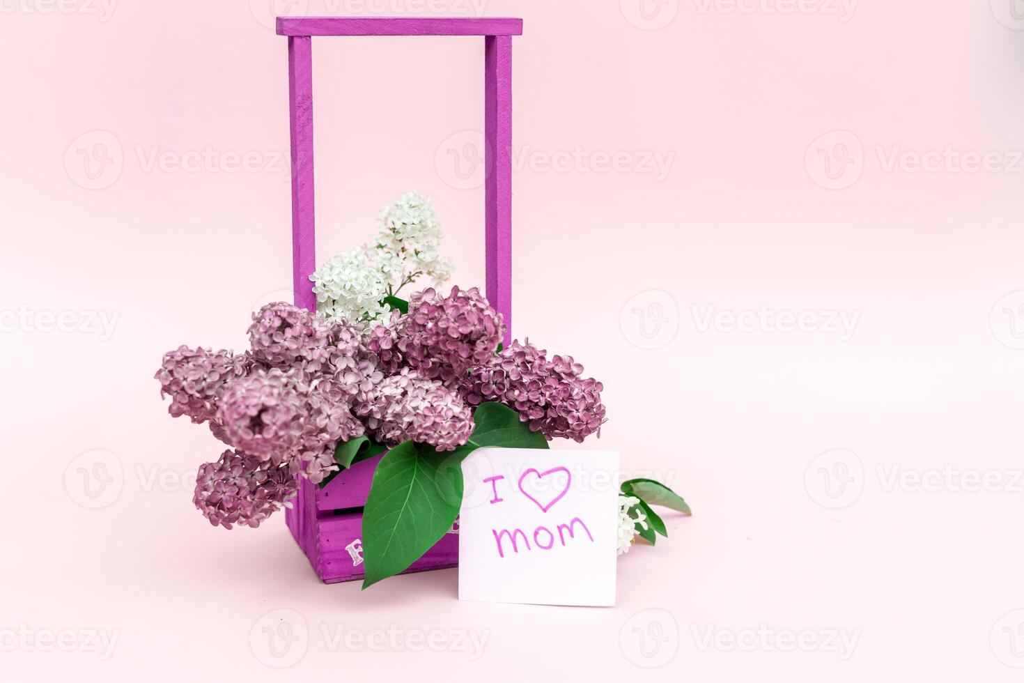 bellissimo mazzo di viola lilla e carta su viola carta sfondo foto
