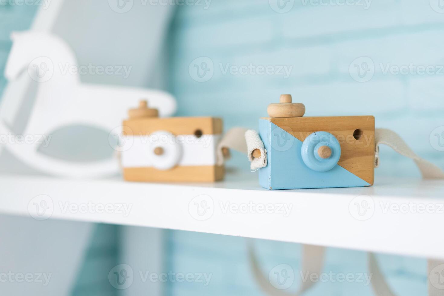 giocattolo di legno telecamera per bambini o decorazione in piedi su mensola foto
