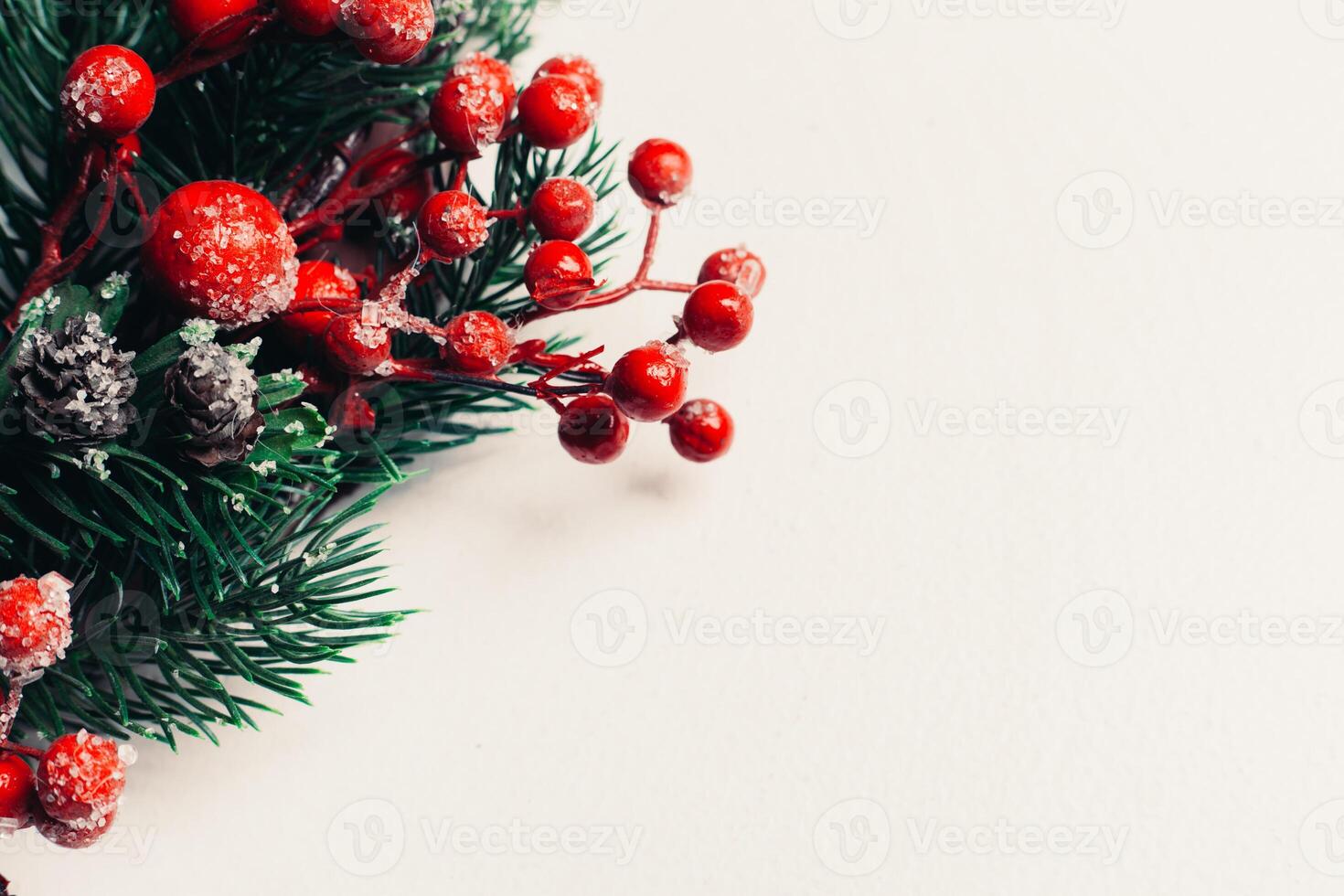 Natale decorativo ghirlanda di agrifoglio, edera, vischio, cedro e leyland foglia rametti con rosso frutti di bosco al di sopra di bianca sfondo. foto