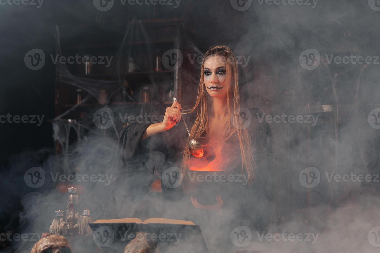 Halloween, strega uso Magia libro e calderone preparare veleno o amore pozione foto