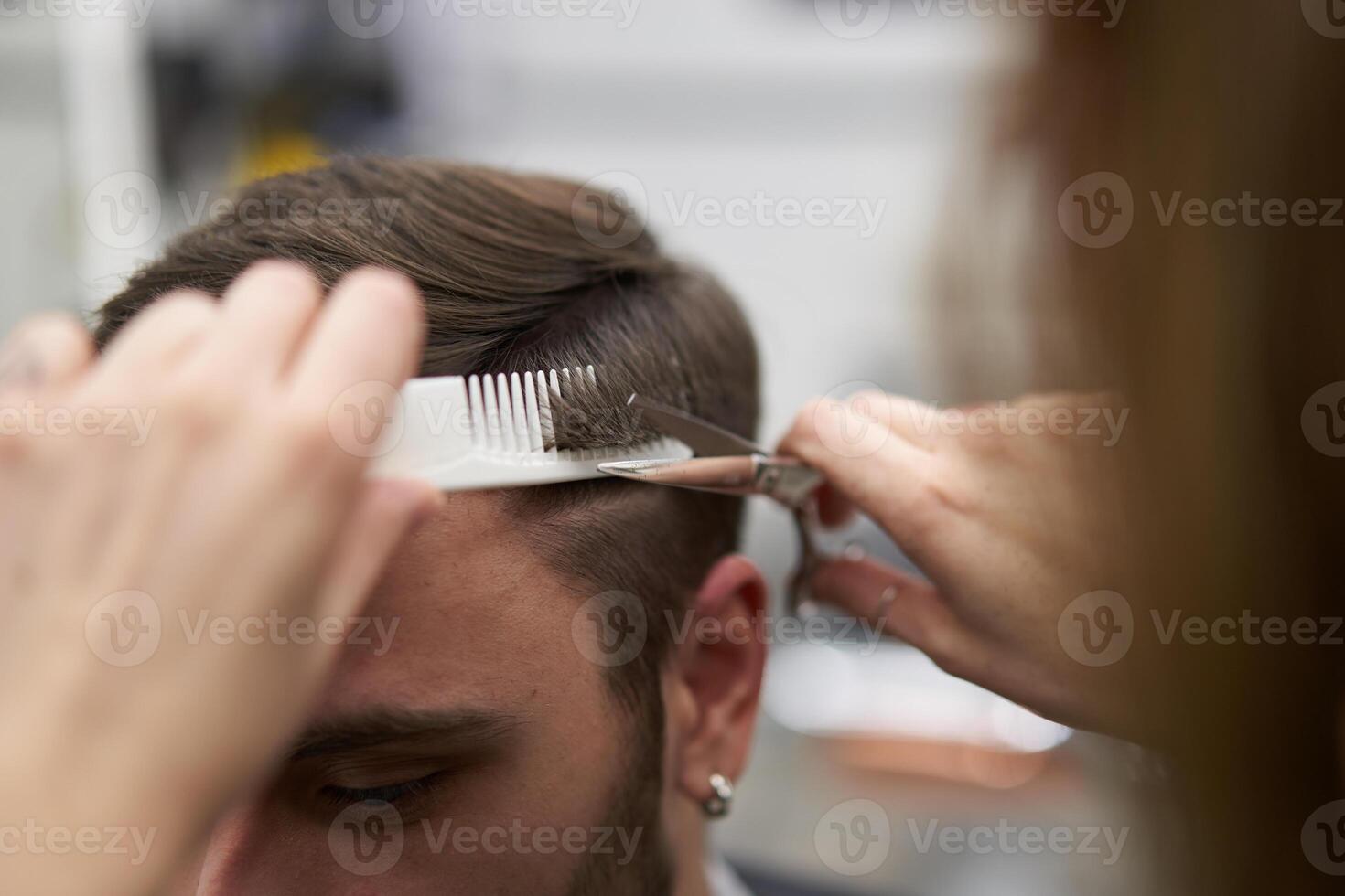 bellissimo caucasico donna parrucchiere fare acconciatura per cliente. foto