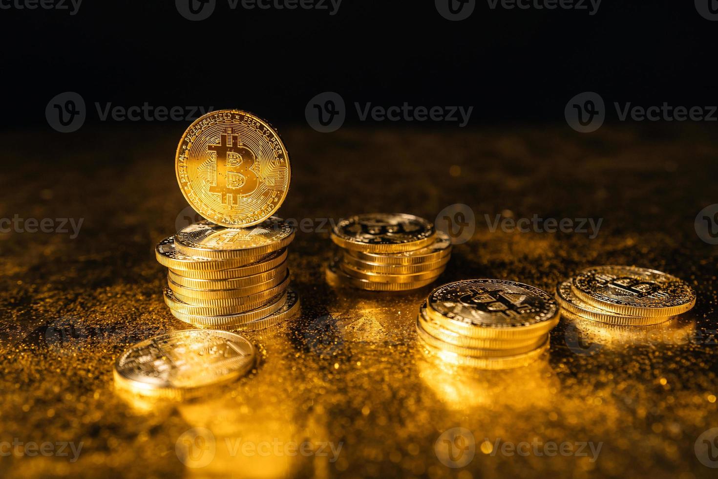 crescita bitcoin, monete bitcoin impilate su sfondo nero oro foto