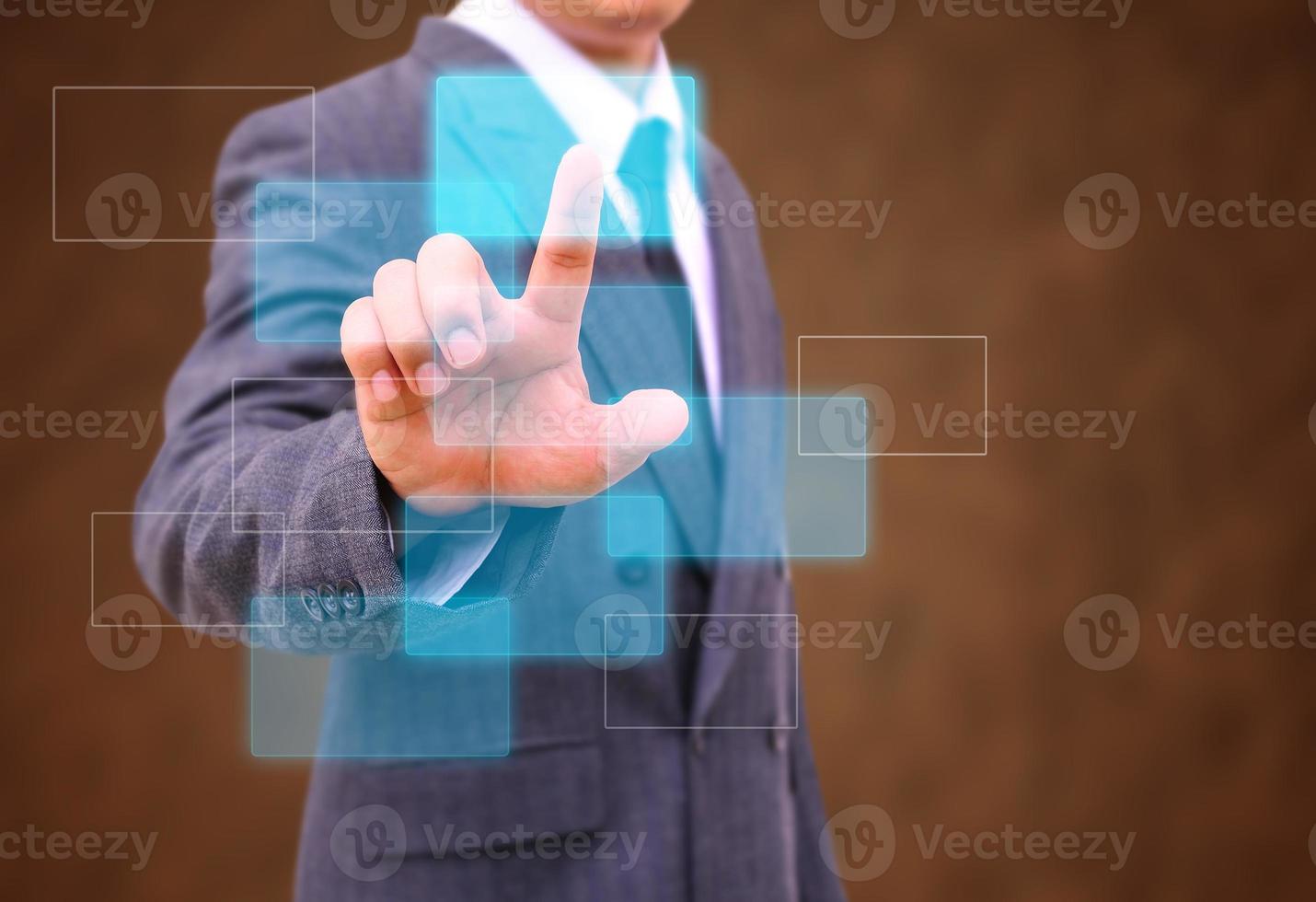 mano dell'uomo d'affari premendo il pulsante su un'interfaccia touch screen foto