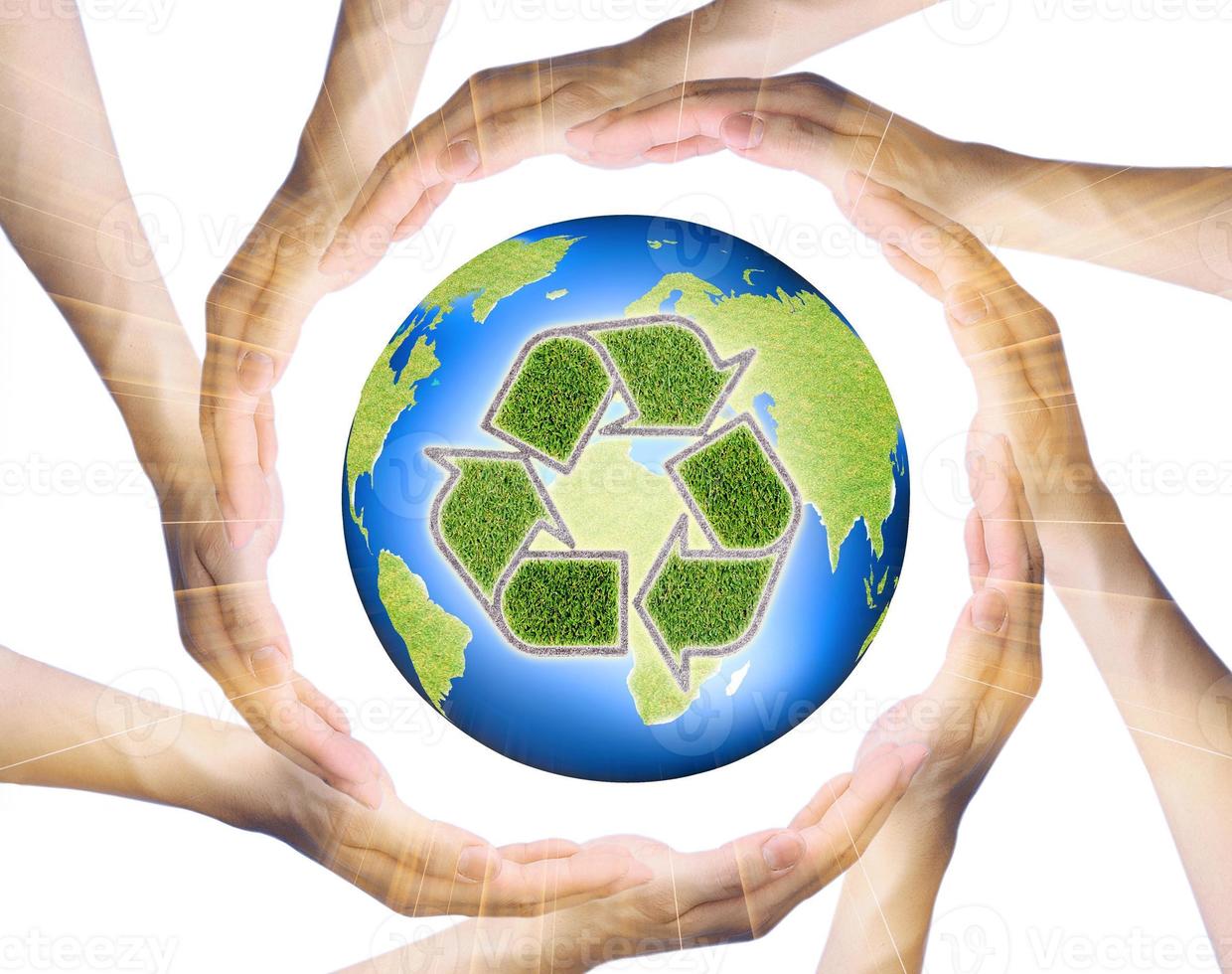 mani che fanno un cerchio che circonda la terra riciclata foto