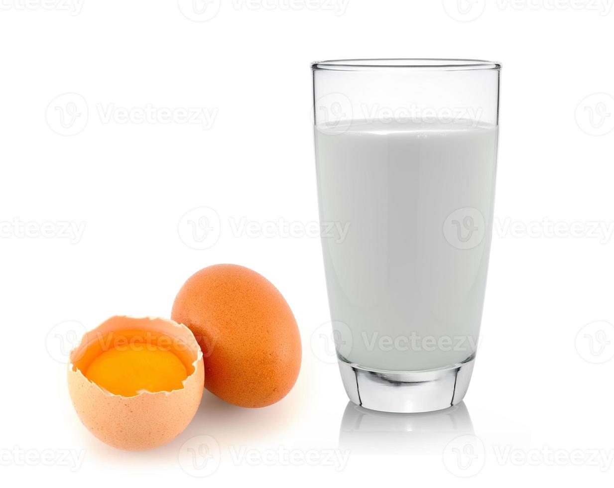 uova e latte isolati su sfondo bianco foto