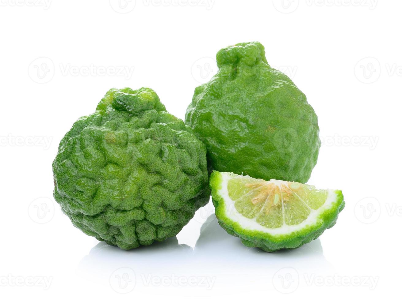 Kaffir lime o bergamotto frutta su sfondo bianco. foto