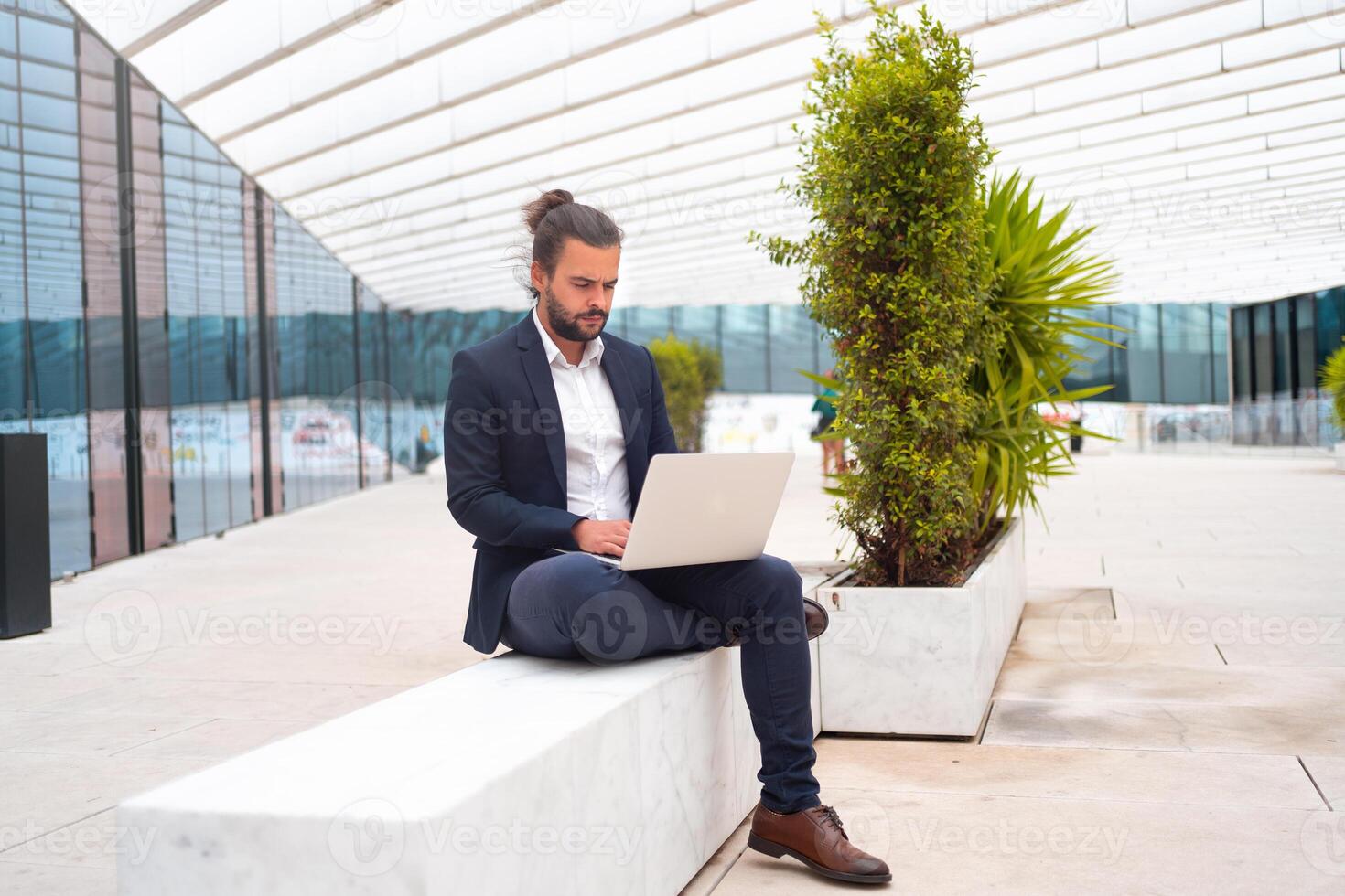 attività commerciale su il partire uomo d'affari Lavorando su il suo il computer portatile su il strada foto