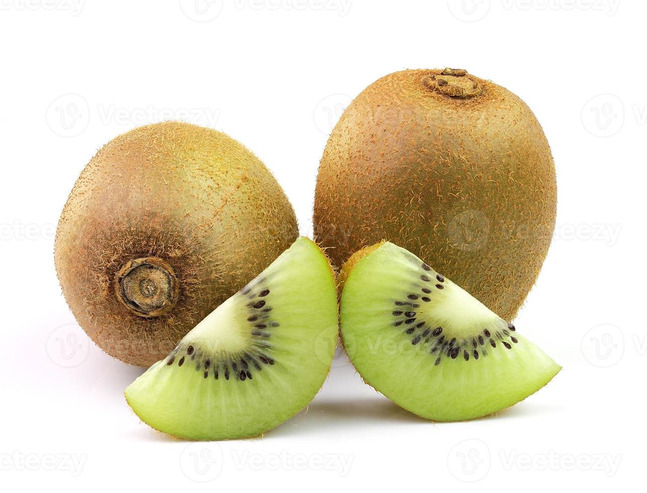 kiwi succosi isolati su sfondo bianco foto