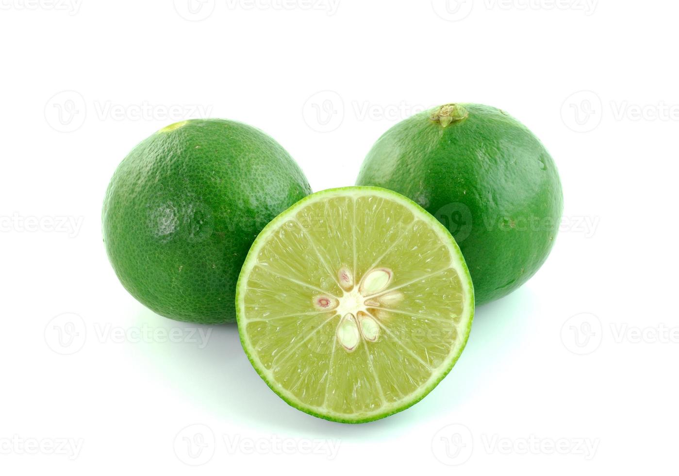 limone verde su sfondo bianco foto