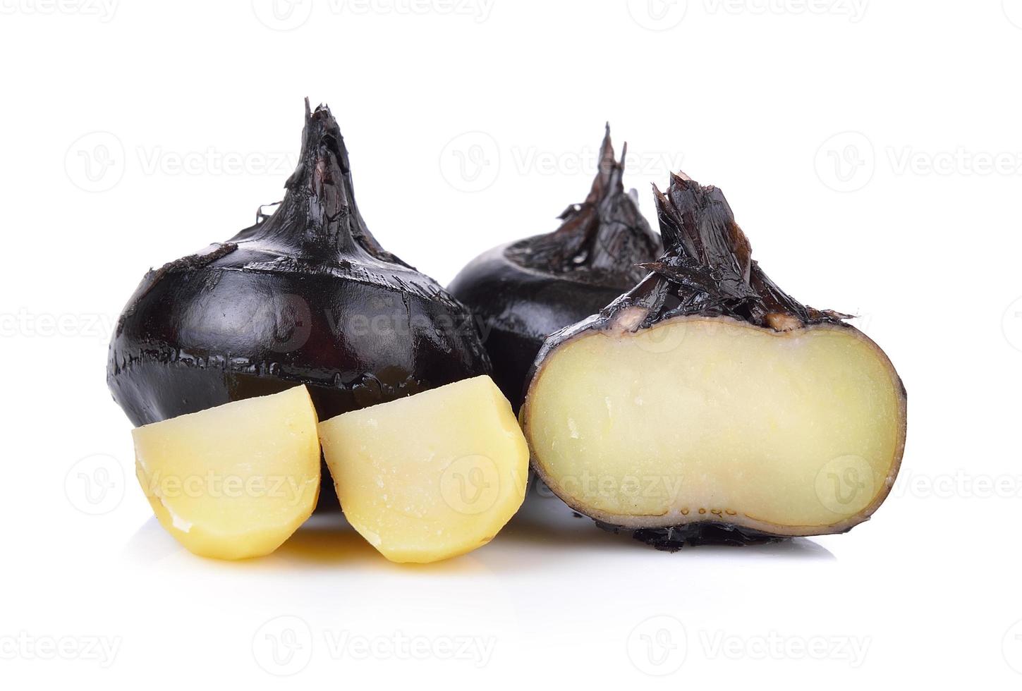 castagne d'acqua su sfondo bianco foto