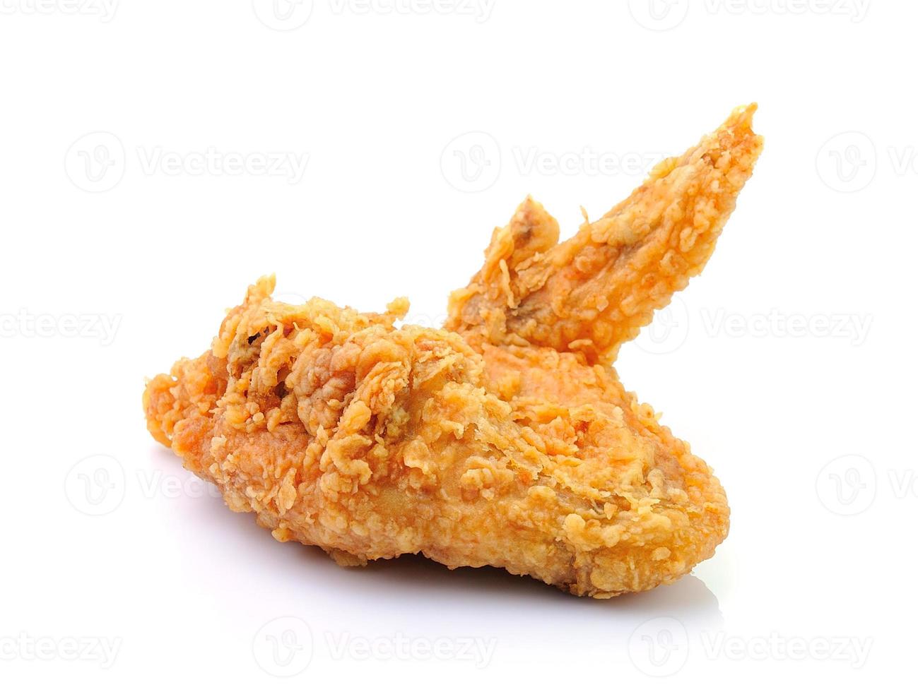 ala di pollo fritta su sfondo bianco foto