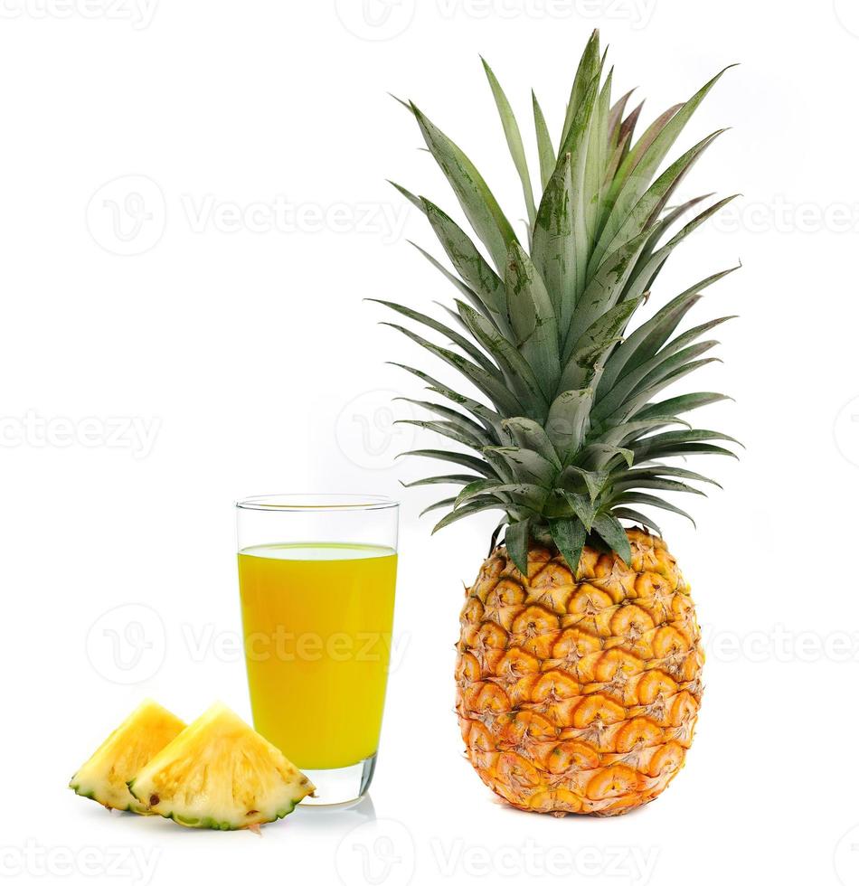 succo di ananas isolato su sfondo bianco foto