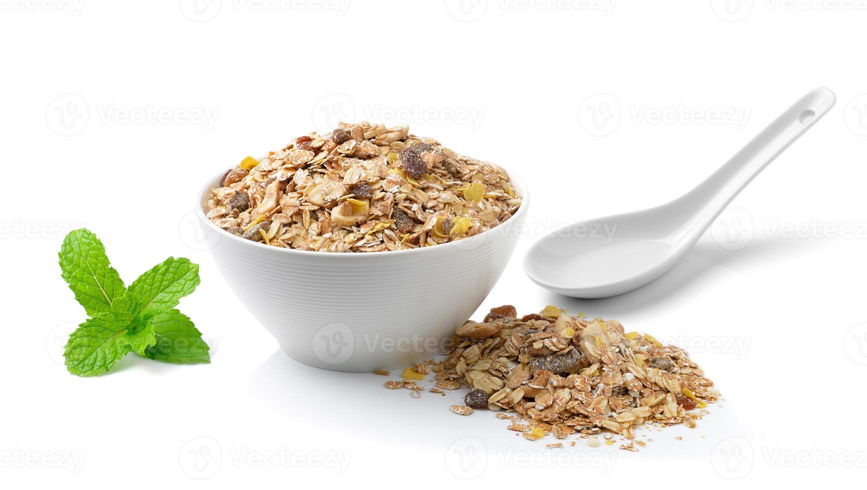 colazione al muesli posta su sfondo bianco foto