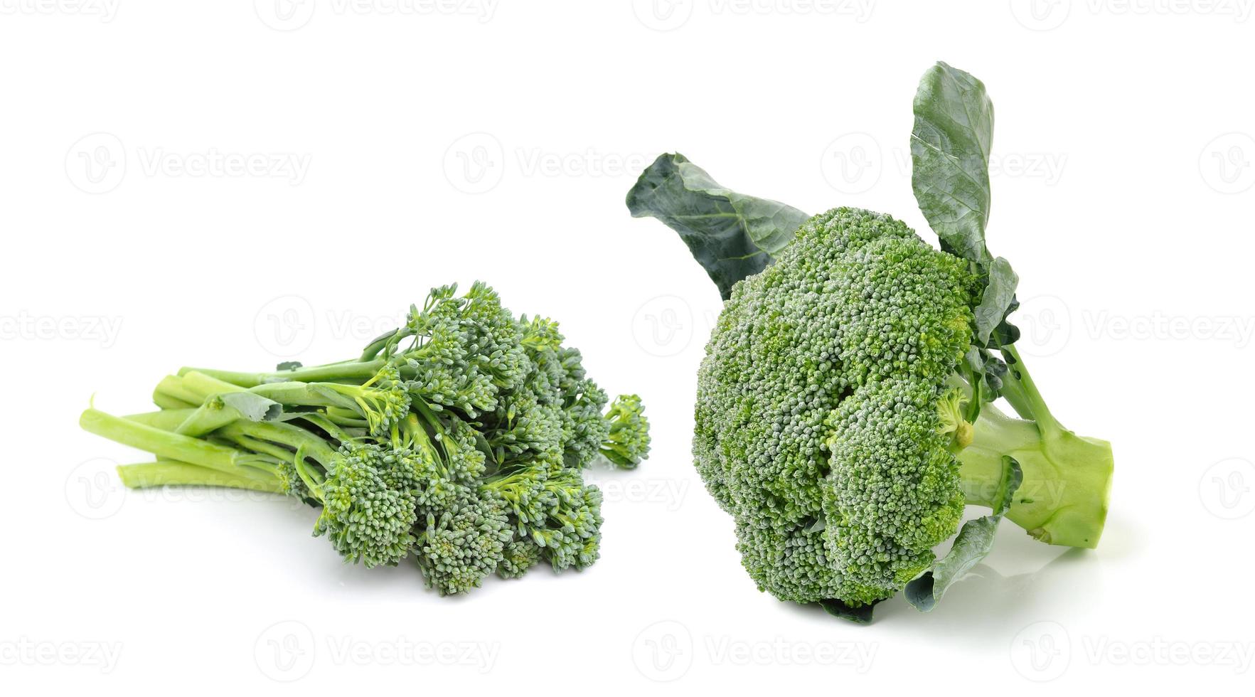 broccoli isolati su sfondo bianco foto