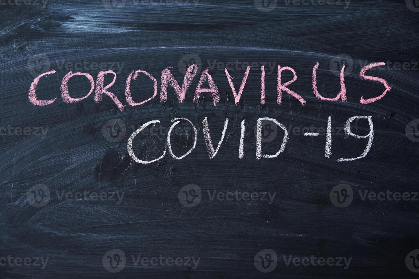 scoppio avvertimento. scritto bianca gesso su lavagna nel connessione con epidemico di coronavirus In tutto il mondo. foto