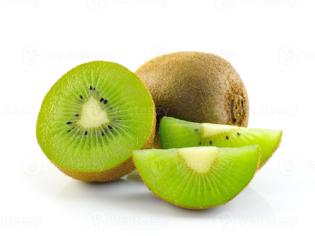 kiwi succosi isolati su sfondo bianco foto