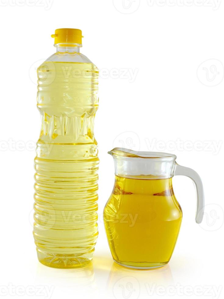 olio vegetale in una bottiglia di plastica e un barattolo su sfondo bianco foto