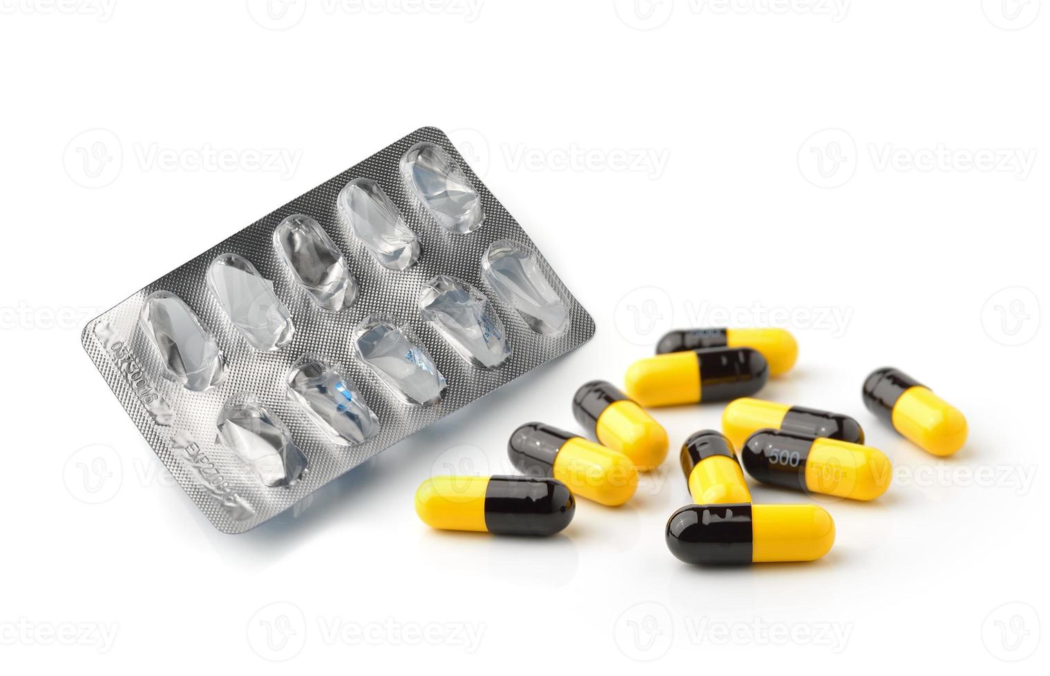 Pillola vuota blister e pillole capsule isolati su sfondo bianco foto