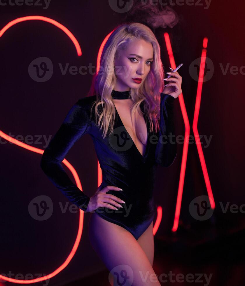 moda arte foto di elegante modello nel seducente indossare con leggero neon colorato club faretti