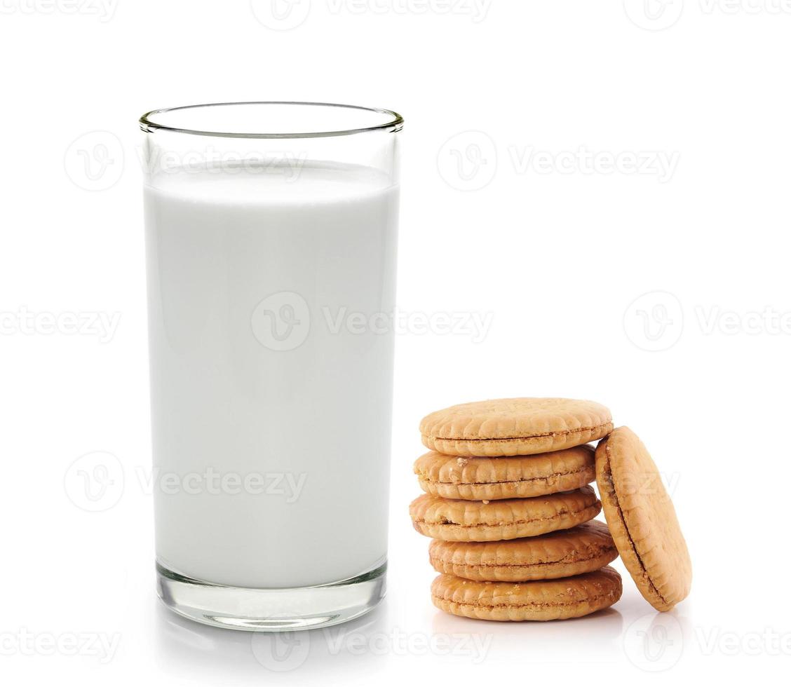 bicchiere di latte e biscotti isolati su bianco foto