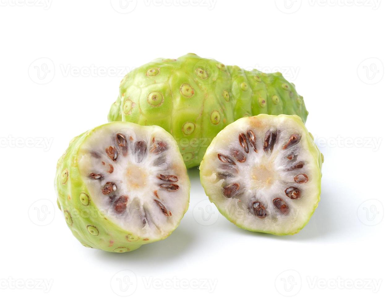 frutta esotica - noni su sfondo bianco foto