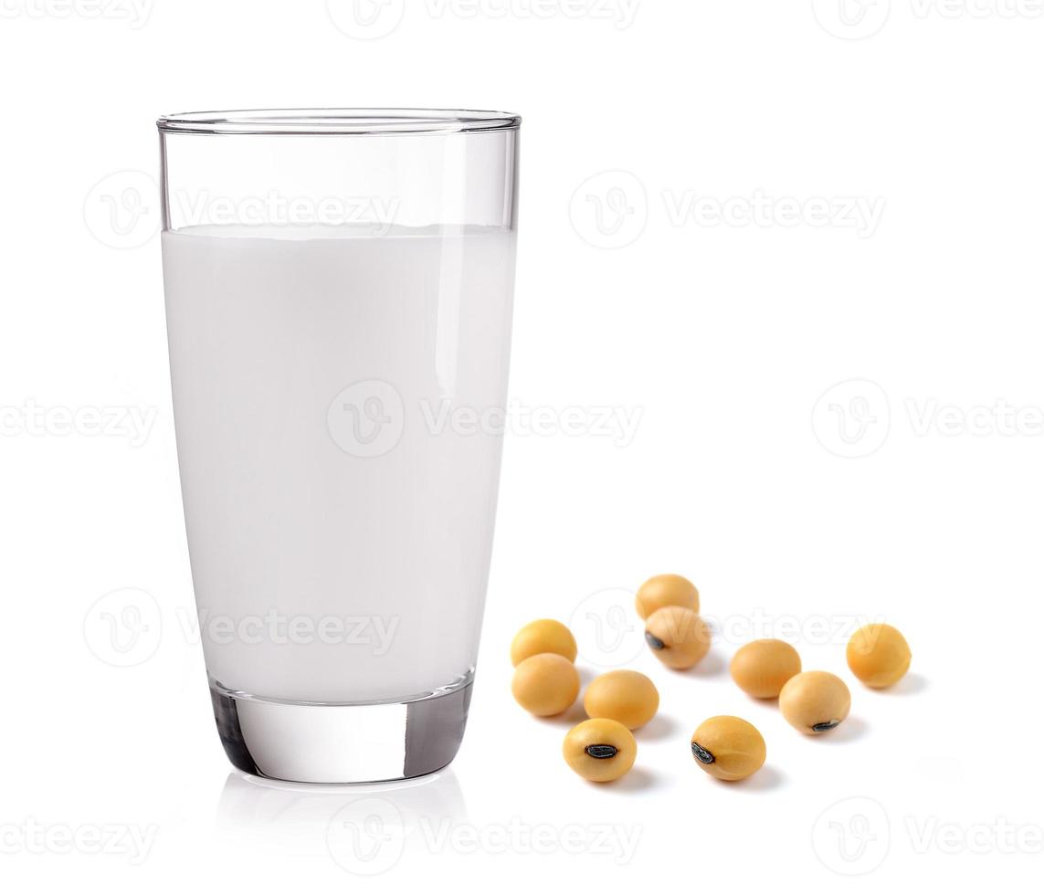 latte con semi di soia su sfondo bianco foto