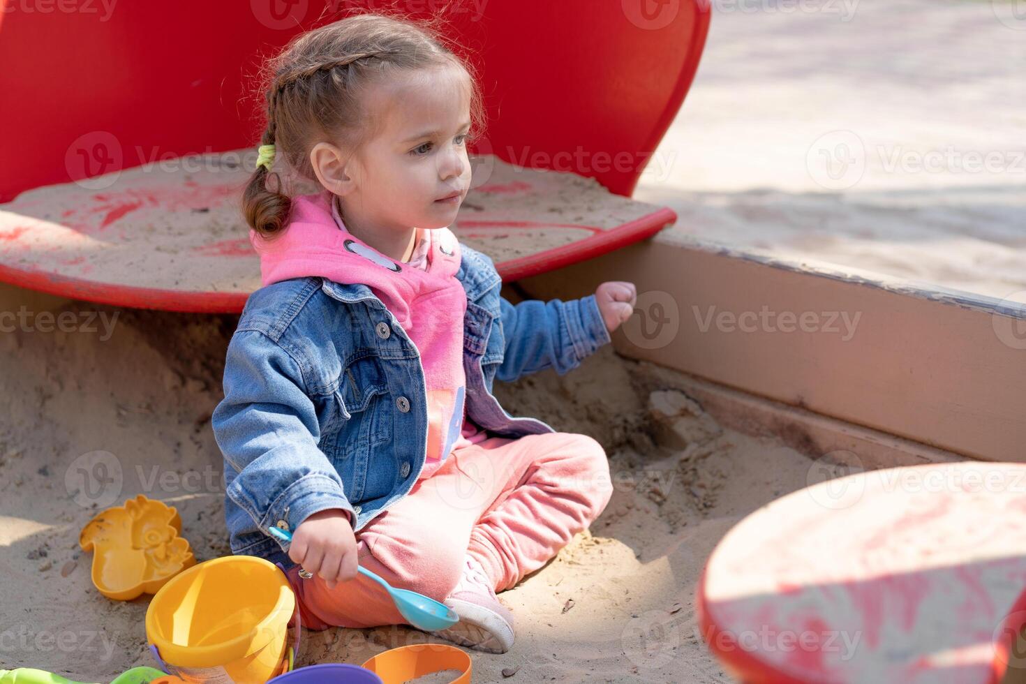 carino poco caucasico ragazza su il terreno di gioco, contento bambino con piacere la spesa tempo all'aperto, contento spensierato infanzia foto