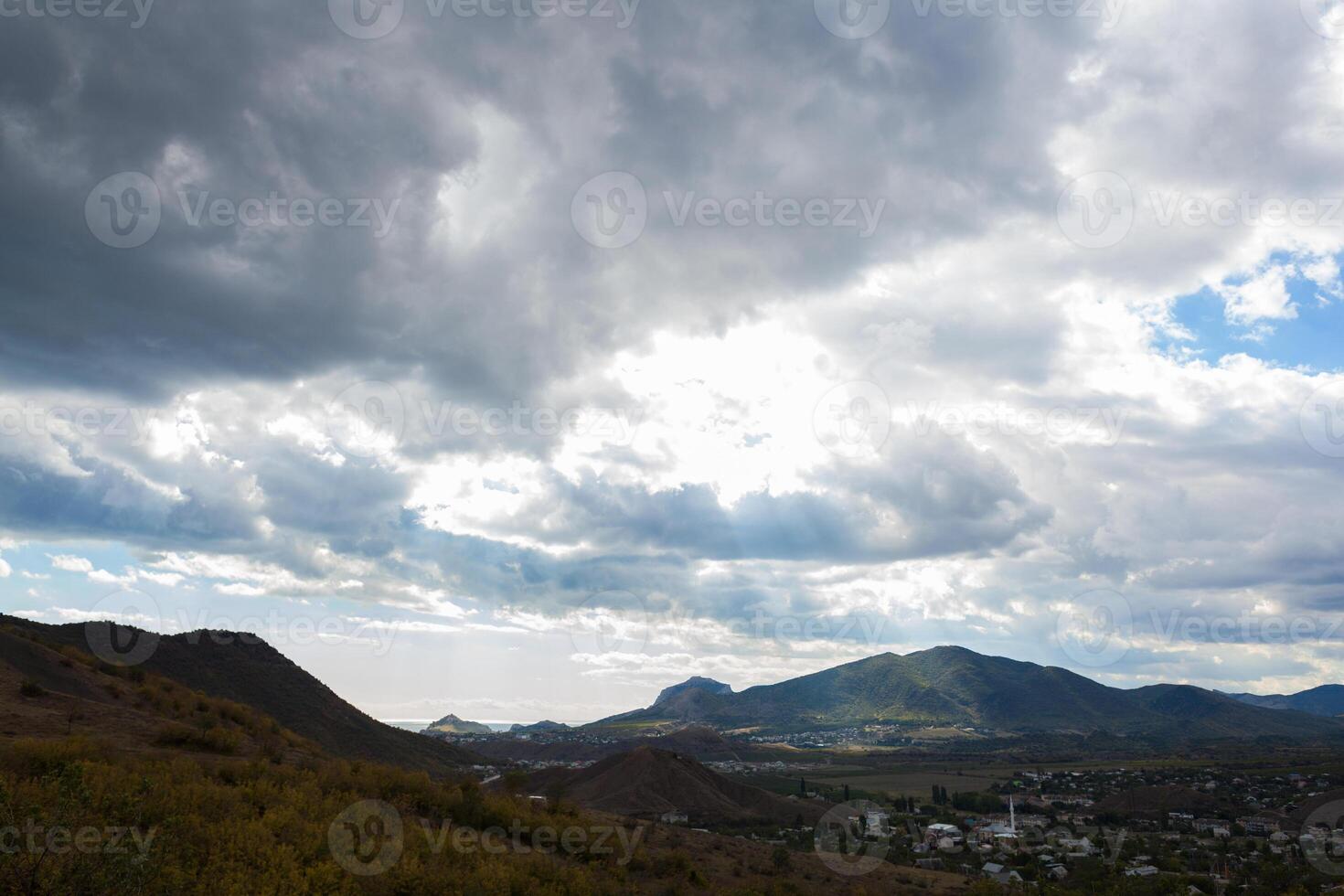 paesaggio di il città a il piede di il montagna su un' nuvoloso giorno foto