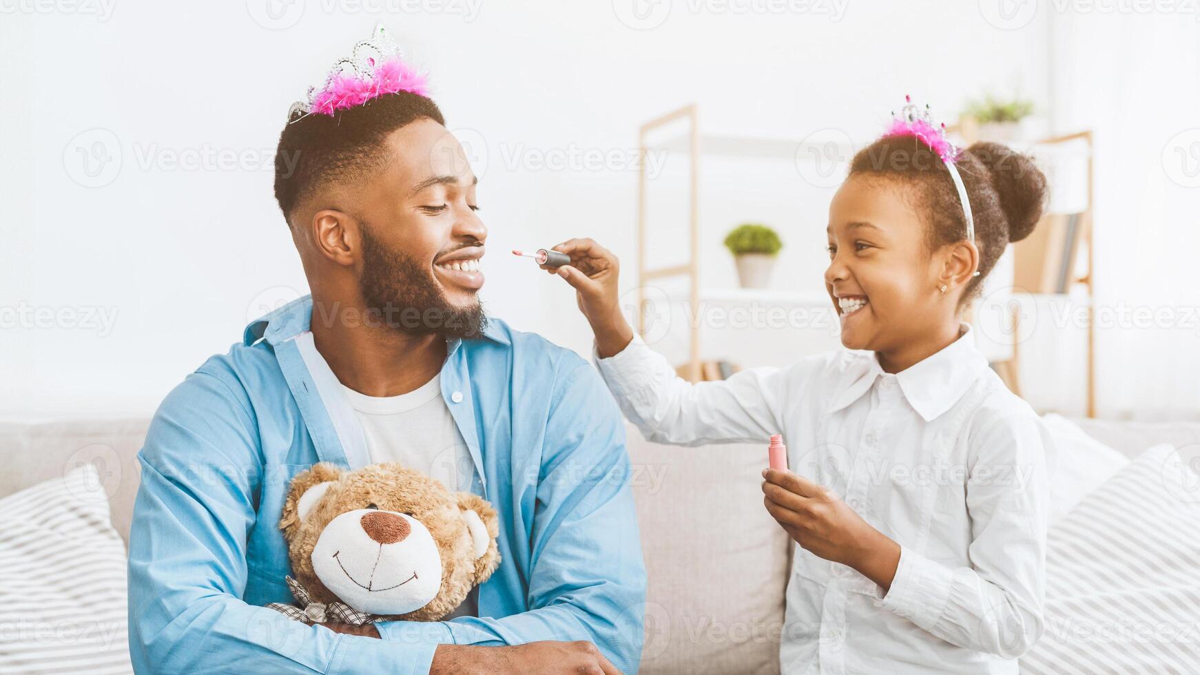 divertente volta. figlia fare trucco per sua papà foto