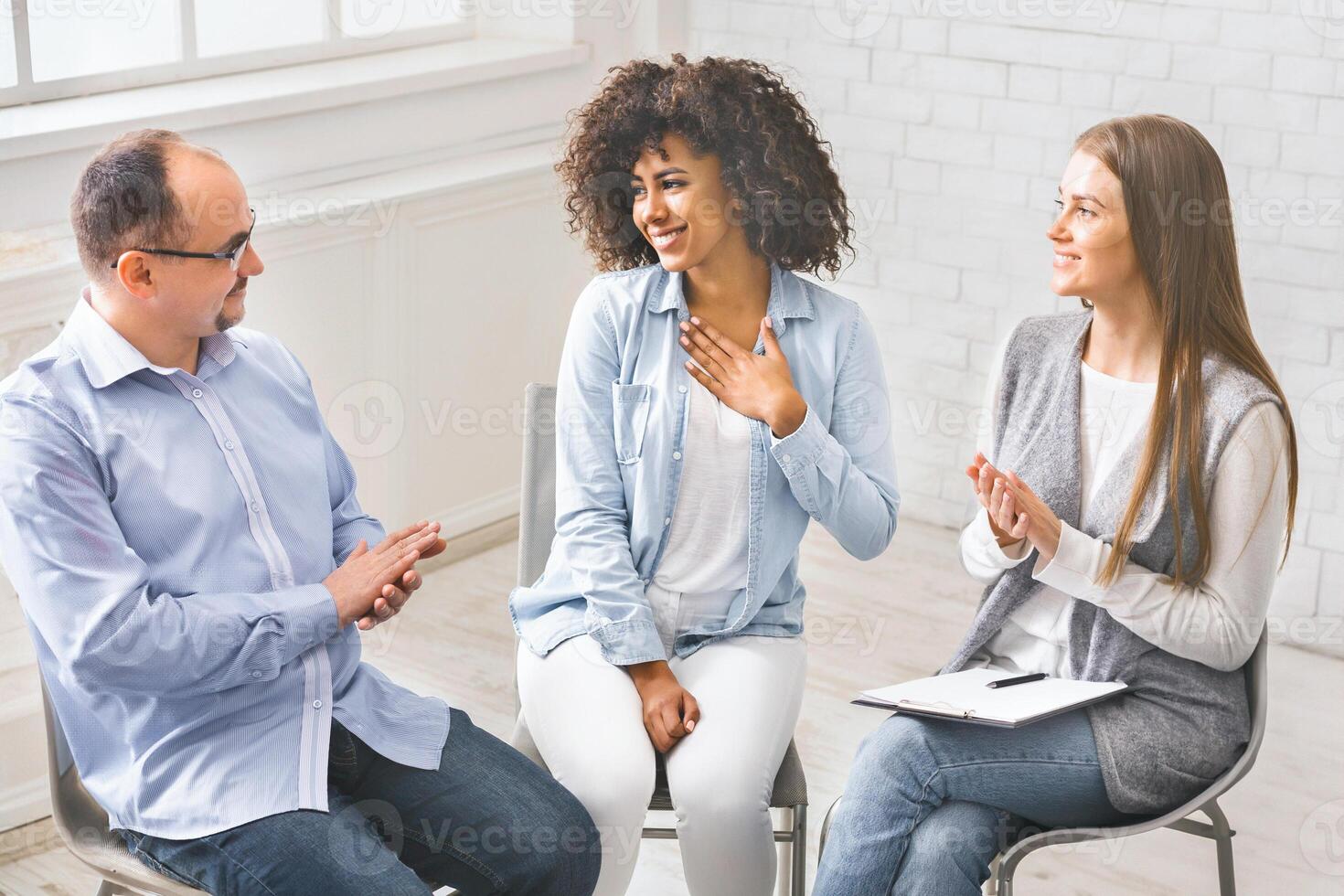 africano donna apprezza supporto di millennial a riabilitazione gruppo incontro foto