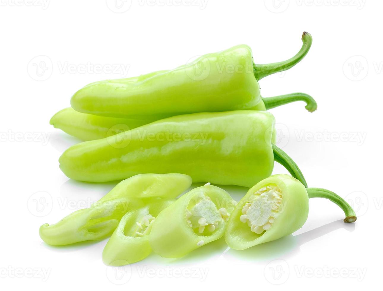 peperoncino verde piccante su bianco foto